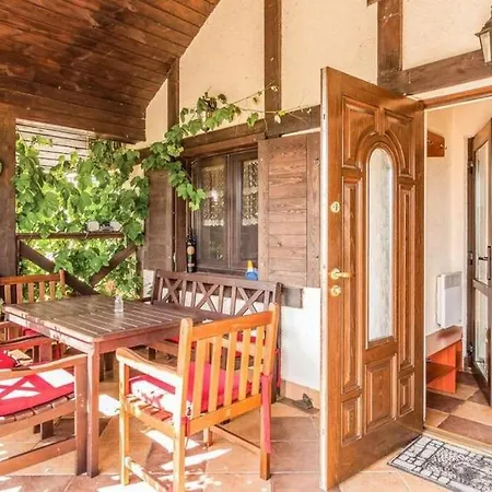 Comfortable With Garden, By The Сasa de vacaciones